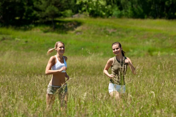Dvě Mladé Ženy Běhání Louce Slunečný Den — Stock fotografie