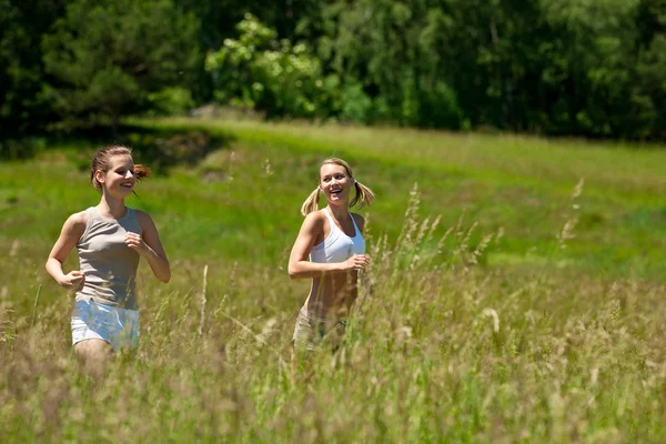 Deux Jeunes Femmes Faisant Jogging Dans Une Prairie Jour Ensoleillé — Photo