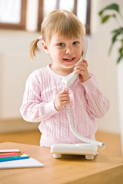 Petite Fille Souriante Téléphone Dans Salon Tenant Récepteur Téléphonique — Photo