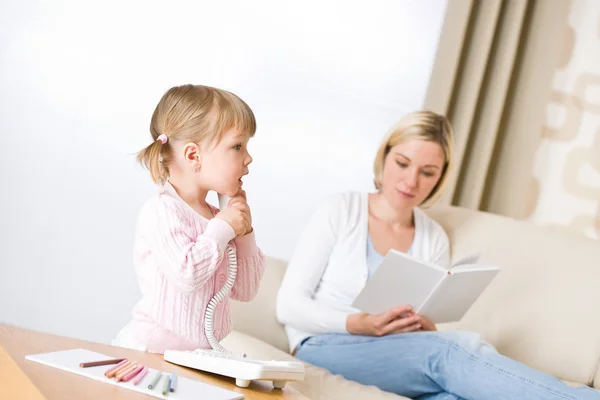Mutter Und Kind Telefonieren Wohnzimmer Mit Buch — Stockfoto
