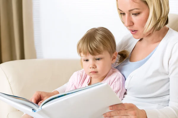 Mutter Mit Kleinem Mädchen Liest Gemeinsam Buch Aufenthaltsraum — Stockfoto