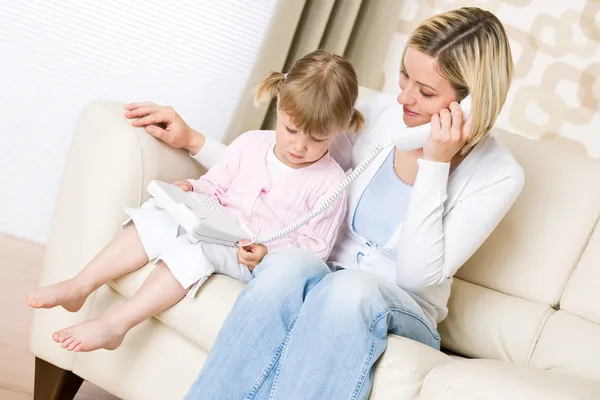 Mor och barn - på telefonen i vardagsrum — Stockfoto