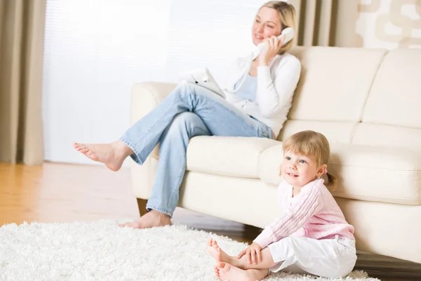 Mère Enfant Dans Salon Regarder Télévision Mère Sur Téléphone Arrière — Photo