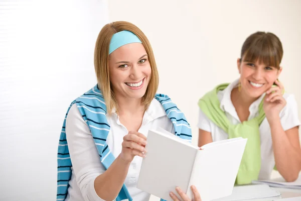 Student Thuis Twee Jonge Vrouw Studeren Samen Met Boek — Stockfoto