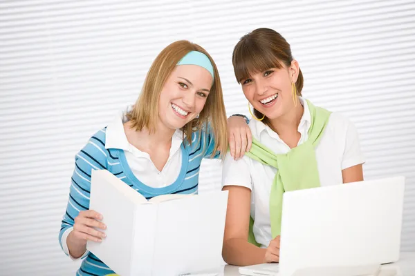 Student på hem - två unga kvinnan studera tillsammans — Stockfoto