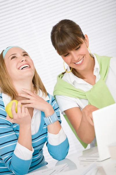 Студентка дома - две счастливые девушки с ноутбуком — стоковое фото
