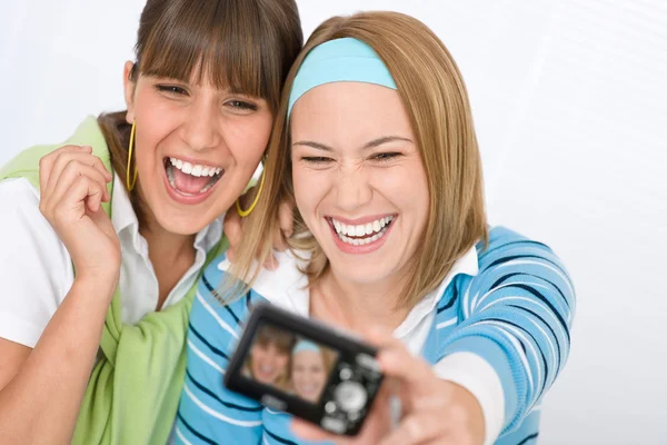 Duas Jovens Mulheres Alegres Tirando Sua Foto Com Câmera — Fotografia de Stock