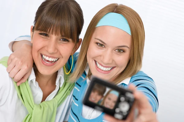 Dos Jóvenes Feliz Mujer Tomando Foto Con Cámara — Foto de Stock