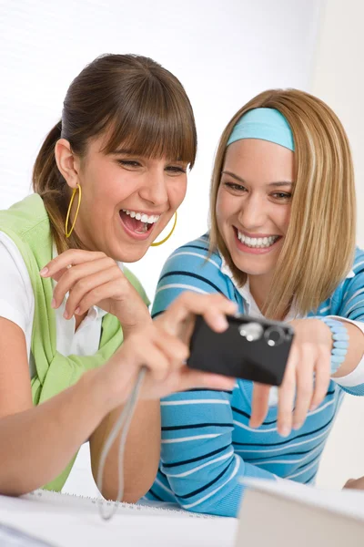 Dos jóvenes mujer alegre con cámara — Foto de Stock