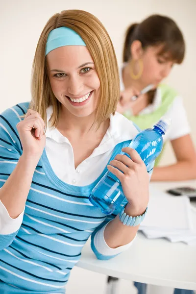 Estudante em casa - mulher sorridente com garrafa de água — Fotografia de Stock