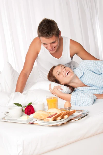 Jovem Casal Sorrindo Tendo Pequeno Almoço Luxo Quarto Hotel — Fotografia de Stock