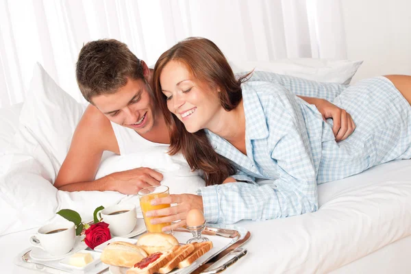 Feliz Hombre Mujer Desayunando Hotel Lujo Cama Juntos — Foto de Stock