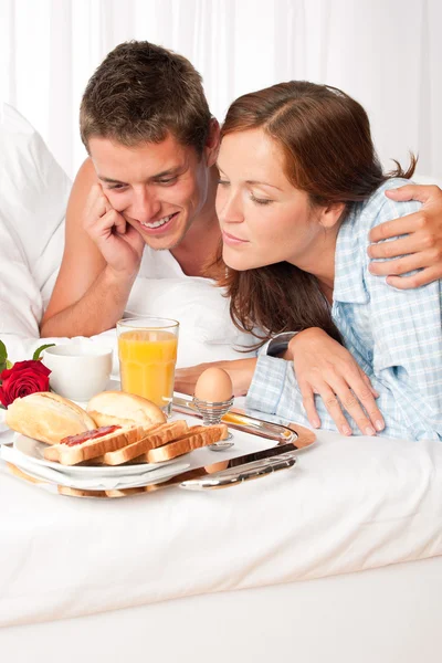 Glücklicher Mann Und Frau Beim Gemeinsamen Luxus Hotelfrühstück Bett — Stockfoto