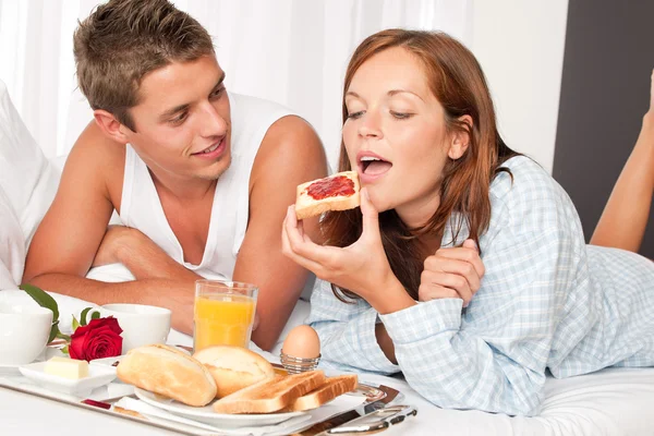 Mutlu Bir Adam Kadın Yatakta Birlikte Lüks Otel Kahvaltı Yapıyor — Stok fotoğraf