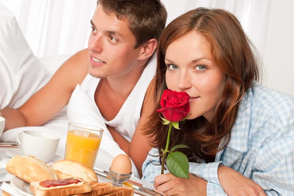 Felice uomo e donna che fanno colazione a letto insieme — Foto Stock