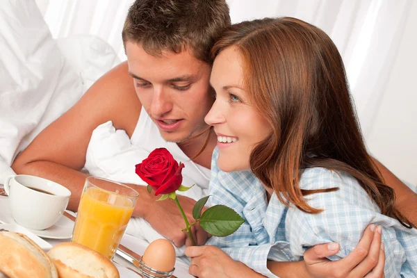 Gelukkig Man Vrouw Met Luxe Hotel Ontbijt Bed Samen — Stockfoto