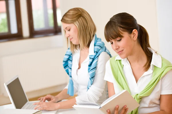 Estudante em casa - duas mulheres com livro e laptop — Fotografia de Stock