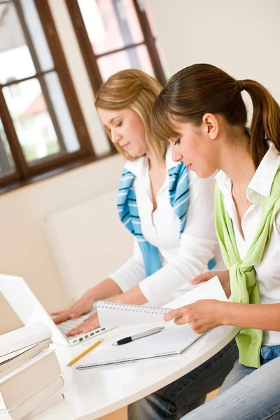 Student Thuis Twee Vrouw Met Boek Laptop Samen Studeren — Stockfoto