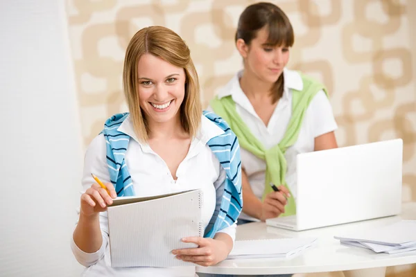 Studente a casa - due donne felici con computer portatile — Foto Stock