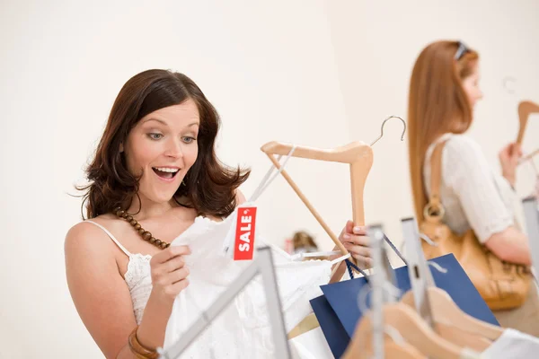 时尚购物 两个快乐的年轻女人选择的衣服在商店里 — 图库照片