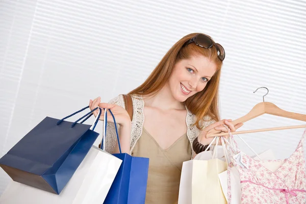Fashion Shopping Glad Kvinna Med Väska Och Försäljning Klänning — Stockfoto