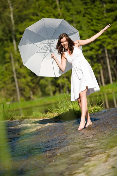 在阳光下穿着白色的衣服 在水中行走的阳伞的幸福浪漫女人 — 图库照片