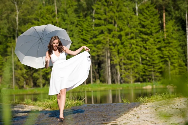 Šťastné Romantická Žena Slunečník Slunečním Světle Bílé Šaty Chůze Vodě — Stock fotografie