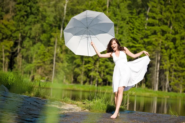 Szczęśliwa Kobieta Romantyczny Parasolem Słońcu Noszenie Białej Sukni Chodzenie Wodzie — Zdjęcie stockowe