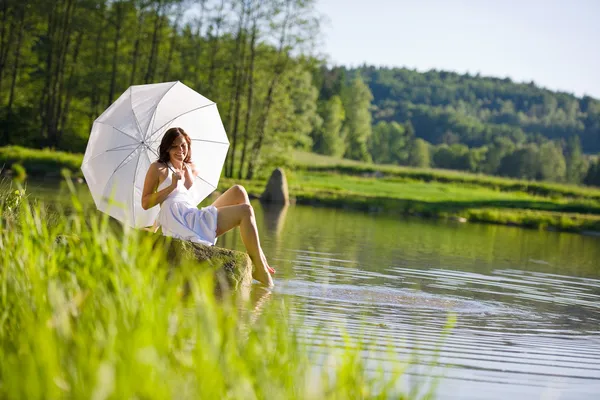 Şemsiye Ile Göl Güneşli Günde Oturan Mutlu Romantik Kadın — Stok fotoğraf