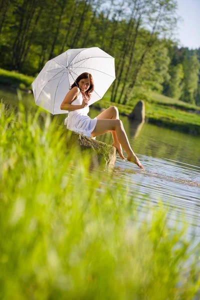 Şemsiye Beyaz Elbise Giyen Tutarak Göl Kenarında Oturan Mutlu Romantik — Stok fotoğraf
