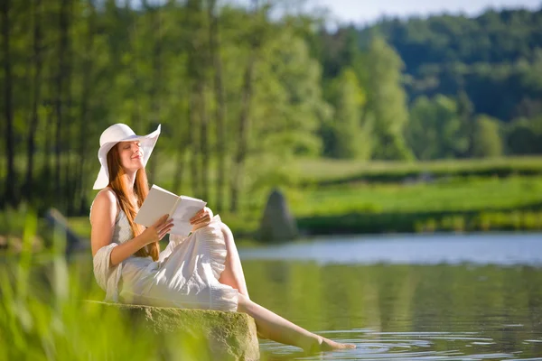 Longo Cabelo Vermelho Mulher Romântica Relaxar Junto Lago Com Livro — Fotografia de Stock