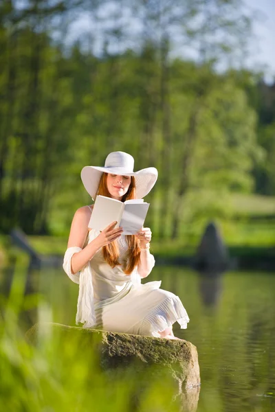 Długie Rude Włosy Kobieta Romantyczny Relaks Nad Jeziorem Książki Słoneczny — Zdjęcie stockowe