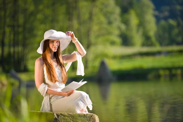 Długie Rude włosy kobieta romantyczny relaks nad jeziorem z książki — Zdjęcie stockowe