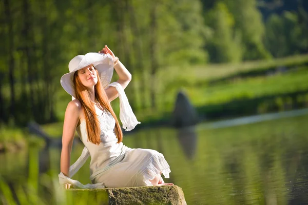 Longo cabelo vermelho mulher romântica relaxar à beira do lago — Fotografia de Stock