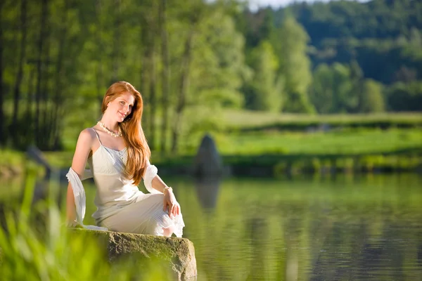 Largo pelo rojo romántica mujer relajarse por el lago —  Fotos de Stock