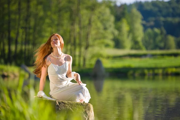 Lang Rood Haar Romantische Vrouw Ontspannen Door Lake Zonnige Dag — Stockfoto