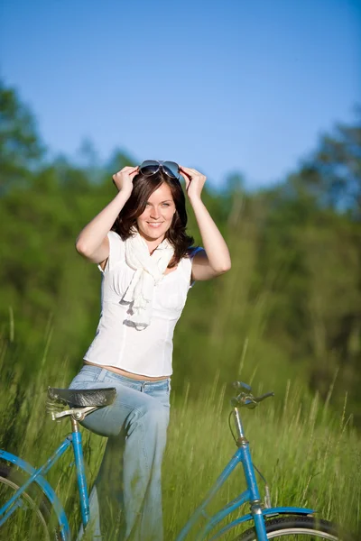 Femme avec vélo à l'ancienne dans la prairie d'été — Photo