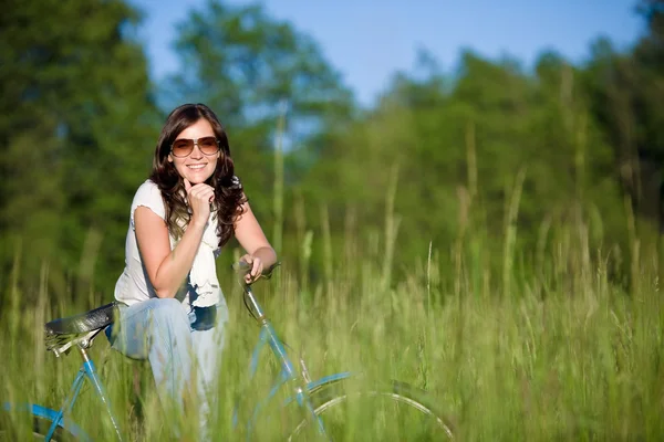 晴れた日に夏の草原で昔ながらのバイクを持つ女性 — ストック写真