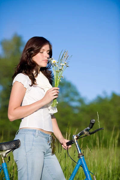 昔ながらの自転車と晴れた日に夏の花の花束を持つ女性 — ストック写真