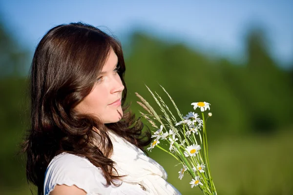 Mulher bonita com flores de margarida — Fotografia de Stock