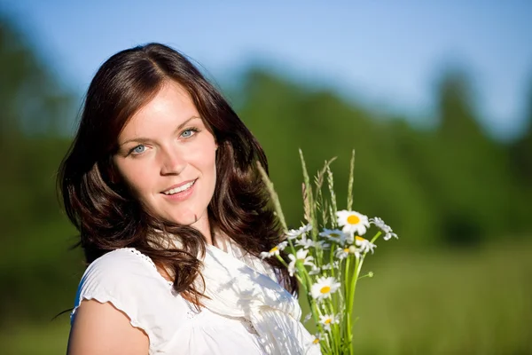 Vacker Kvinna Med Daisy Blommor Solig Dag — Stockfoto