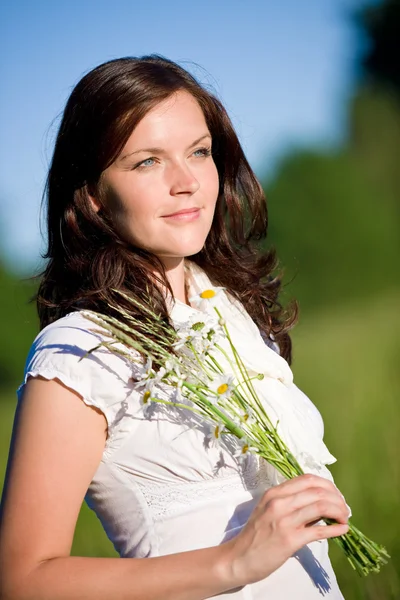 Vacker Kvinna Med Daisy Blommor Solig Dag — Stockfoto