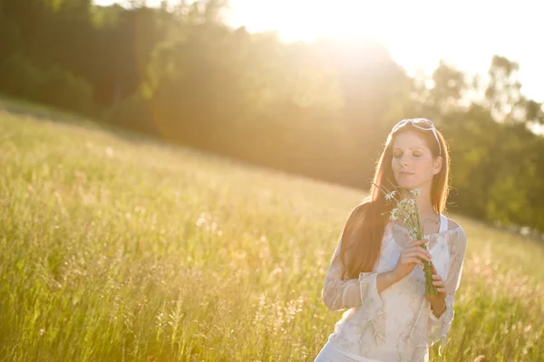 Lange Rote Haare Frau Romantischen Sonnenuntergang Wiese Hält Blumenstrauß — Stockfoto