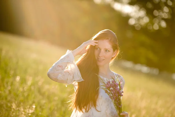 Longue Femme Aux Cheveux Roux Dans Pré Romantique Coucher Soleil — Photo