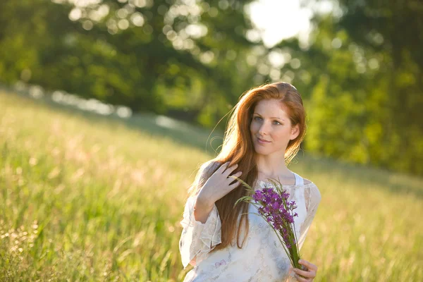 Lange Rote Haare Frau Romantischen Sonnenuntergang Wiese Hält Blumenstrauß — Stockfoto