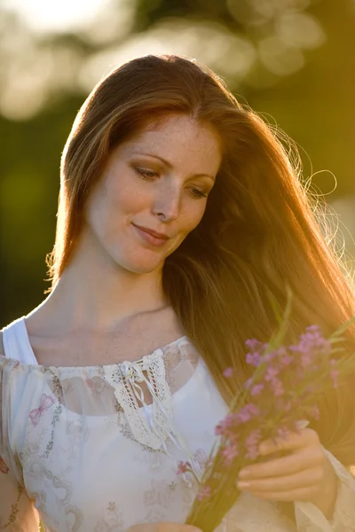 Dlouhé Zrzavé Vlasy Žena Romantický Západ Slunce Louce Držení Kytice — Stock fotografie