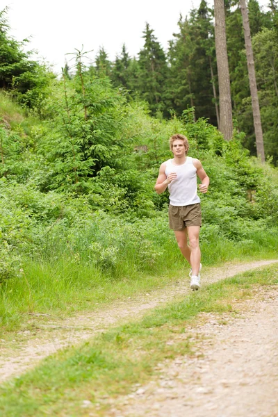 若い男が自然の中でジョギング — ストック写真