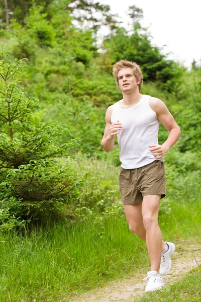 Młody człowiek joggingu w przyrodzie — Zdjęcie stockowe
