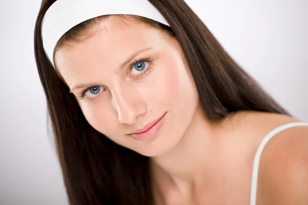 Portrét Krásné Bruneta Ženy Bílou Čelenku — Stock fotografie