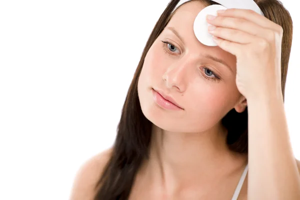 Cuidados faciais - mulher removendo maquiagem — Fotografia de Stock
